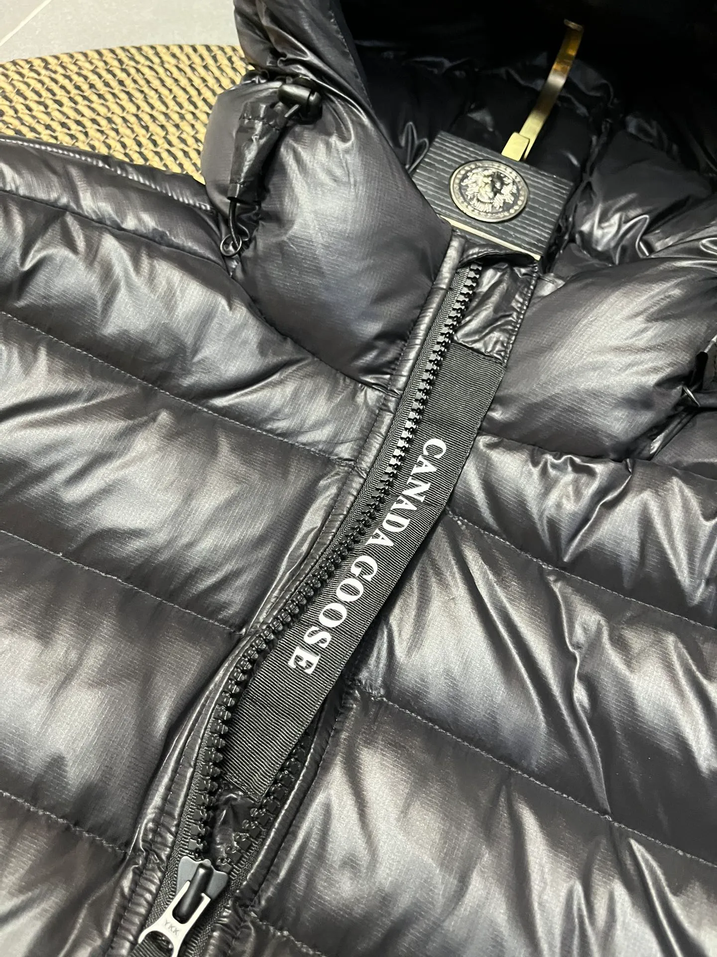 P860 Top 🔥purchase version 𝘾𝘼𝙉𝘼𝘿𝘼 𝙂𝙊𝙊𝙎𝙀/Canada Goose 2227 thin and light model. It’s super lightweight and doesn’t feel any weight on your upper body at all! Show more temperament‼  Canada Goose, a Canadian brand, has always been recognized as the warmest down jacket. Various Instagram celebrities, Internet celebrities, and celebrities often wear it for street photos. I make Canada Goose every year, but I still can’t get rid of my love for the goose. No matter how cold the winter is, there is no need to be afraid. Canada Goose is the legendary warmest down jacket and is known as a must-have for Arctic outdoor sports! The most popular down jacket in the world, celebrities are rushing to buy it, it is a must-have! Size: S-2XL Color: silver gray (red label) silver gray (black label), black (red label), black (black label), dark blue